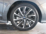右前 18インチアルミホイール タイヤサイズは、225/45R18です。「*ホイールロックナットは展示用です」