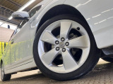 【純正17インチアルミホイール】外観にマッチした純正アルミホイールを装着しております。各種社外アルミホイールや、スタッドレスタイヤも取扱いしております。是非ご相談ください♪