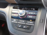 エアコンはオートエアコンでお好みの温度調整が出来、オールシーズン快適にドライブできます!フロントシートの座面に2段階調節のシートヒーターを内蔵。身体を直接温めることができます。