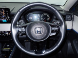ハンドル左側にはオーディオ操作が出来るオーディオリモートコントロールスイッチ、右側にはHonda SENSINGとオートクルーズコントロールのスイッチを装備!