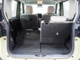 後席を倒して荷室を広くできます。写真は左後席を倒した状態です。