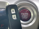 【Hondaスマートキー】カバンやポケットに入れたままでもドアの施錠・解錠が可能なスマートキーを装備。エンジンのオン・オフ時もカギを取り出す必要が無いからとっても便利です♪