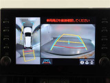 パノラミックビューモニター付きです。車両を上から見たような映像をモニター画面に表示。運転席からの目視では見にくい、車両周辺の状況をリアルタイムでしっかり確認できます。
