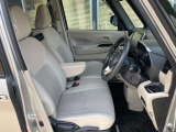 運転席・助手席の間には肘置きがあるので、ゆったり運転できます!