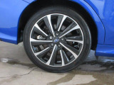 右後 アルミホイールは、カッコイイだけではなく、燃費にも影響するアイテムなんですよ!「*ホイールロックナットは展示用です」