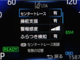 レーンディパーチャーアラートとは車線、又は走路からの逸脱の可能性を警告すると共に、車線、又は走路からの逸脱を避けるためのハンドル操作の一部を支援する機能です。詳細は販売店スタッフまでお尋ね下さい。