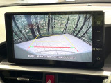 【バックカメラ】駐車時に後方がリアルタイム映像で確認できます。大型商業施設や立体駐車場での駐車時や、夜間のバック時に大活躍!運転スキルに関わらず、今や必須となった装備のひとつです!