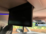 【フリップダウンモニター】大画面モニターで後席でもエンタメをお楽しみいただけます。小さなお子様にも大人気の装備です♪