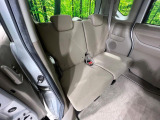 後部座席も気になるようなキズ・汚れやへたり等、大きなダメージはなく、良好な状態です。