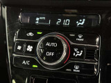 オートエアコン付きなので一度、気温を設定すれば自動的に過ごし易い温度に調整してくれますよ。 車内をいつでも快適空間にしてくれます。