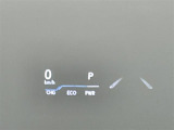 【ヘッドアップディスプレイ(HUD)】フロントウインドウガラスに走行情報を投影します。運転中の目線と重なるように表示されるので、少ない視線移動で速度が確認できるので、 ドライビングに集中できます!