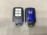 スマートキーを装備しています。鍵を差し込むことなくドアロックの開け閉めと、スタートボタン操作でのエンジンスタートができます。ボタン操作でトランクが開けられるトランクオープナーもついています。