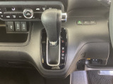 自然に手が届き、操作性の良いインパネシフトに、パーキングブレーキは、フットブレーキタイプなので、運転席と助手席の間はすっきりしています。