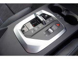手に馴染む形状のセレクターレバーを採用。周囲にはエンジンスタートボタンや走行モード切替スイッチが機能的に配置され、直感的な操作をサポートします。上質な質感が走りの質を高めます。