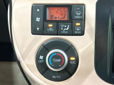 【オートエアコン】一度お好みの温度に設定すれば、車内の温度を検知し風量や温度を自動で調整。暑い&hellip;寒い&hellip;と何度もスイッチ操作をする必要はありません。快適な車内空間には必須の機能ですね♪
