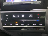 【オートエアコン】一度お好みの温度に設定すれば、車内の温度を検知し風量や温度を自動で調整。暑い&hellip;寒い&hellip;と何度もスイッチ操作をする必要はありません。快適な車内空間には必須の機能ですね♪