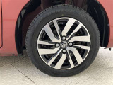 純正のアルミホイールが装着されてます。