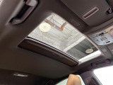 【ムーンルーフ】天井から太陽の穏やかな光や爽やかな風を取り込むことができる、レクサスの「サンルーフ」です!頭上のスイッチでムーンルーフを開閉することができます。