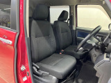 運転席まわりには十分なスペースがあり、大柄な方でもゆったり運転していただける環境です。