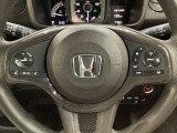 ハンドルにHondaセンシング系のクルーズコントロールやレーンキープアシストなどのスイッチと、オーディオの操作スイッチが装備されています。ハンドルから手を離さず安全に操作できます。