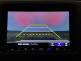 【バックカメラ】運転が苦手な方も車庫入れラクラクです!ギアをリバースに入れれば自動的に切り換わりますので、面倒な操作は不要です♪狭い駐車場もお車を傷つけず安心ですね!