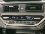 【オートエアコン】一度お好みの温度に設定すれば、車内の温度を検知し風量や温度を自動で調整。暑い&hellip;寒い&hellip;と何度もスイッチ操作をする必要はありません。快適な車内空間には必須の機能ですね♪