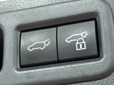 【パワーバックドア】スマートキーや運転席のボタンを押すだけでリアゲートが自動で開閉します!荷物を持っている時や、高い位置にあるバックドアを閉める際に便利な機能です♪