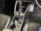 シンプルでとても使いやすいフロアシフトに、パーキングブレーキは電子制御パーキングブレーキです。