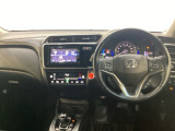 車内は光触媒抗菌消臭施工済です。インパネ周りはスタイリッシュなデザインです。グローブボックスやカップホルダーのほかにトレーなどたくさんの収納スペースが付いています。