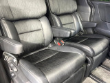 後部座席も気になるようなキズ・汚れやへたり等、大きなダメージはなく、良好な状態です。