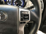 ステアリングスイッチ付きで、運転中に視線を前に向けたまま操作できます。