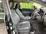 運転席まわりには十分なスペースがあり、大柄な方でもゆったり運転していただける環境です。