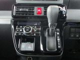 足元広々インパネシフト!運転席と助手席の移動も楽々!オートエアコンも完備!クラス感が違います♪