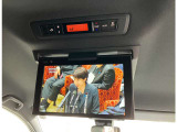 【フリップダウンモニター】嬉しい後席モニターを装備。後席の方もモニターを見ながらゆったりとくつろいで頂けます。