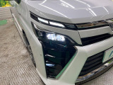 【LEDヘッドライト】悪天候や夜間走行時も良好な視界を確保し安心して運転できる高輝度LEDヘッドライトを装備!点灯速度が早く、消費電力も抑えられています。