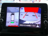 空から見下ろすような視点で、スムースな駐車と安全確認をサポートします。
