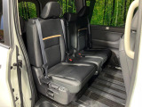 後部座席も気になるようなキズ・汚れやへたり等、大きなダメージはなく、良好な状態です。