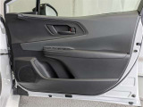 運転席ドア内張はご覧の通り。ドアポケットの収納もバッチリです
