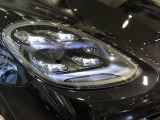 オプション設定のLEDマトリックスヘッドライト/ポルシェダイナミックライトシステムプラス【ハンドル操作に合わせてLEDヘッドライトの照射方向が稼働しナイトドライブをアシストします】