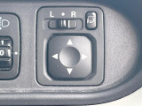 【電動格納ミラー】サイドミラーは電動格納式となっており、狭い駐車場でもキズがつくリスクを抑えられます。