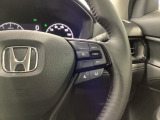 ステアリング右手側に安全運転支援機能のホンダセンシングをコントロールするスイッチ、左手側にオーディオ関連のコントロールスイッチを配置、視線を逸らすことなく運転に集中できます