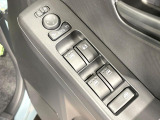 【電動格納ミラー】サイドミラーは電動格納式となっており、狭い駐車場でもキズがつくリスクを抑えられます。