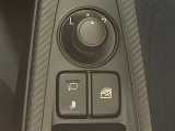【電動格納ミラー】運転席のスイッチで、ドアミラーの開閉や角度の調整ができます。