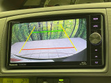 【バックカメラ】駐車時に後方がリアルタイム映像で確認できます。大型商業施設や立体駐車場での駐車時や、夜間のバック時に大活躍!運転スキルに関わらず、今や必須となった装備のひとつです!