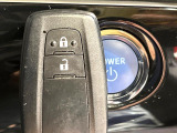 【スマートキー】カバンやポケットに入れたままでもドアの施錠・解錠が可能なスマートキーを装備。エンジンのオン・オフ時もカギを取り出す必要が無いからとっても便利です♪