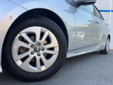【純正アルミホイール】外観にマッチした純正アルミホイールを装着しております。各種社外アルミホイールや、スタッドレスタイヤも取扱いしております。是非ご相談ください♪