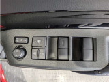 パワーウィンドウのスイッチですよ。 運転席に居ながら窓を開け閉めのコントロールできますよ。 ロック機能で、子供がイタズラして窓を開けるという事も無くなりますよ。