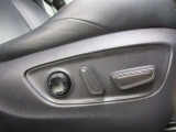 パワーシート搭載。微妙な調整が手軽にでき、最適なポジションで運転することが可能です。