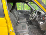 運転席まわりには十分なスペースがあり、大柄な方でもゆったり運転していただける環境です。