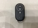 リモコンエンジンスターターを装備しています。操作キーはスマートキーも兼用しており、鍵を差し込むことなくドアロックの開け閉めと、スタートボタン操作でのエンジンスタートができます。